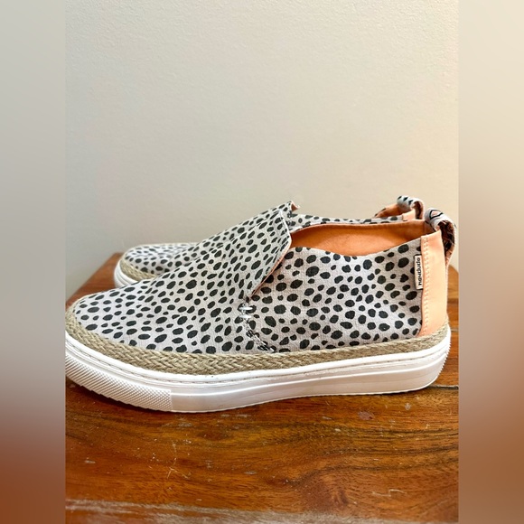 Hey Dude Women’s Peyton Cheetah Beige Slip On Shoes Size 10 - Picture 3 of 7